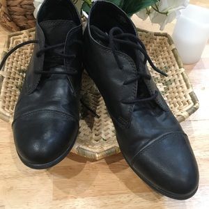 Black vegan leather chukka boots. Size 10 BORN BOC